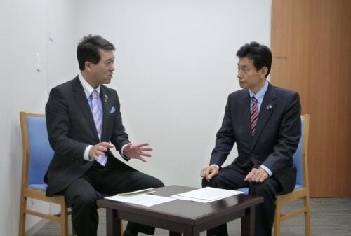 画像:火山防災対策について意見交換する西村副大臣と泉田委員長